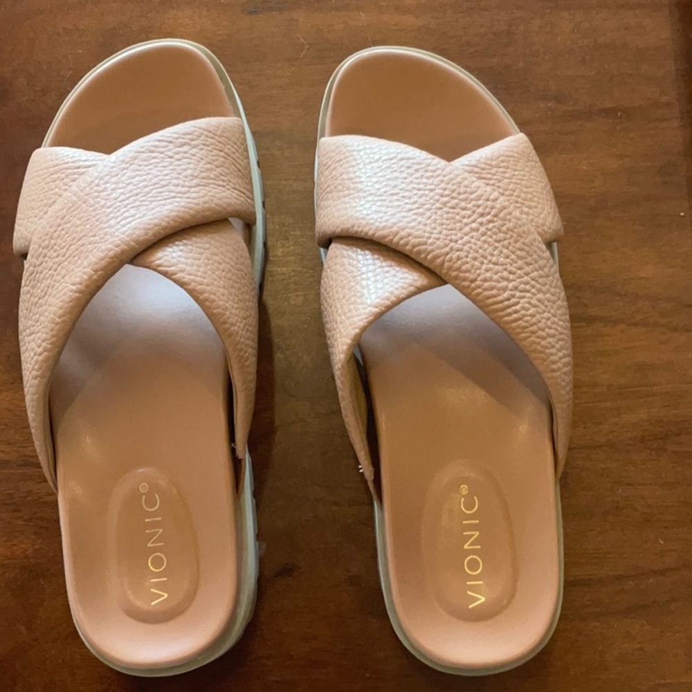 Vionic Crisscross Platform Sandals in Macroon. 10M